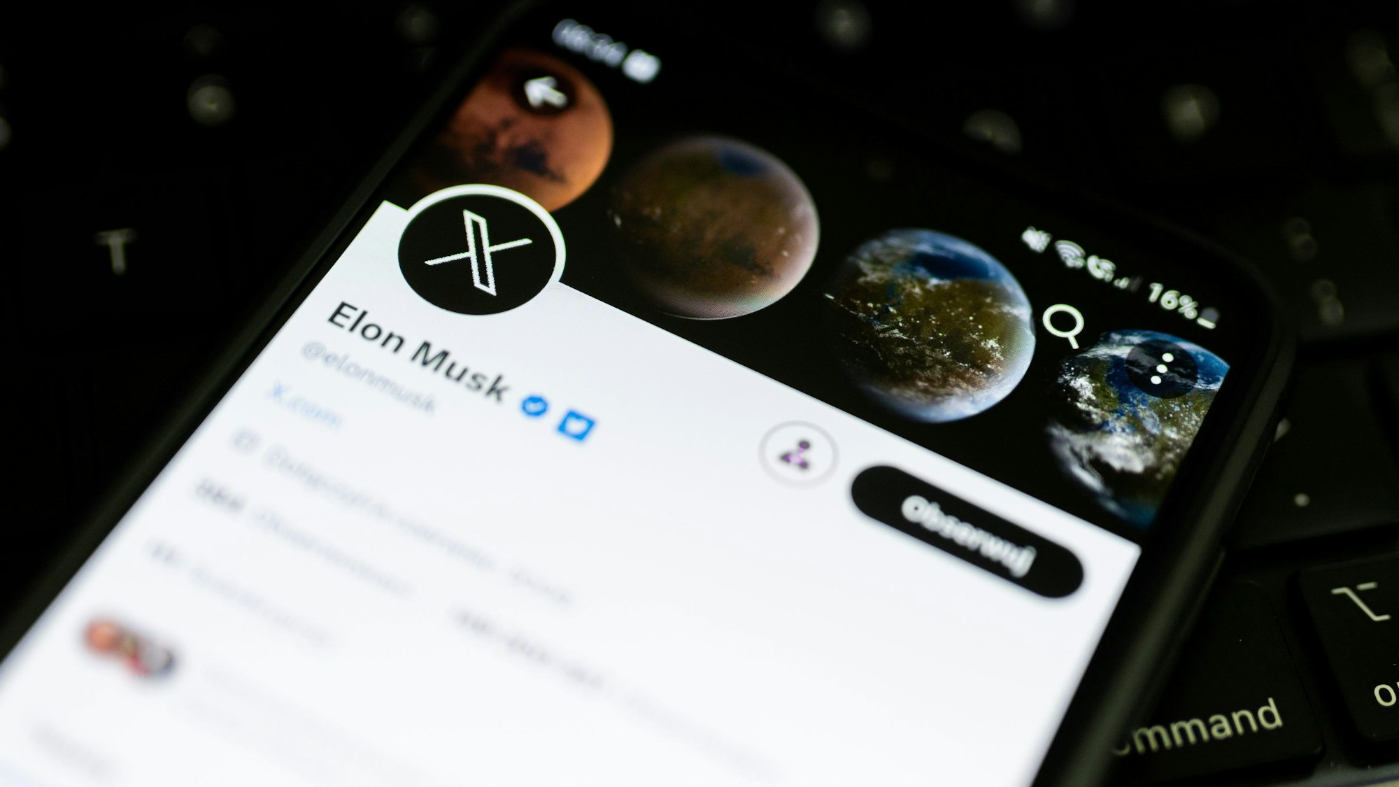 Ein X-Logo ist auf dem Konto von Twitter-Besitzer Musk auf einem Smartphone zu sehen. Elon Musk kündigte am Sonntag, den 23. Juli, an, dass der ikonische blaue Vogel aus dem Logo der Twitter-Website verschwinden wird. Die Plattform soll auch unter dem Namen X funktionieren.