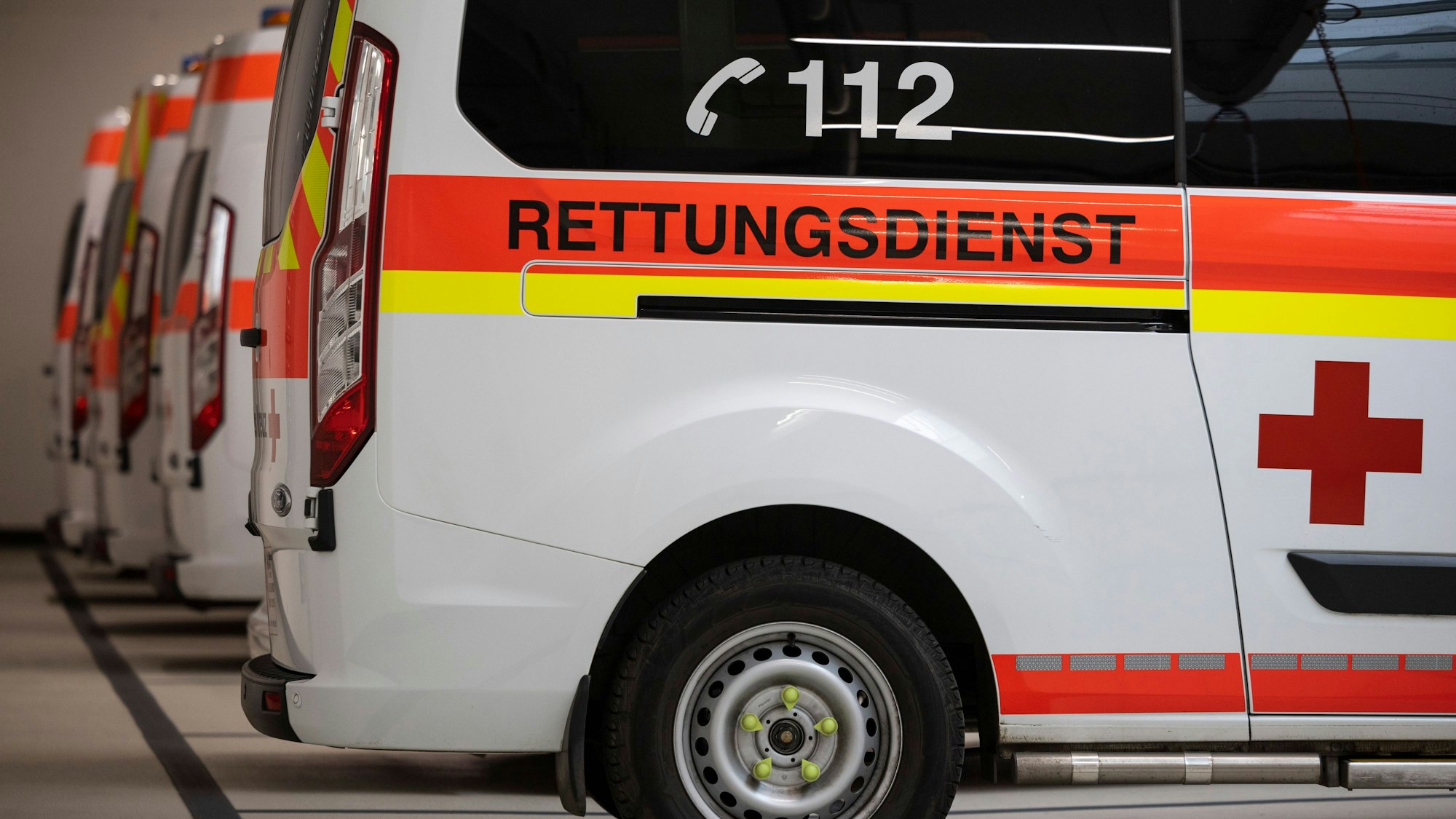 Rettungswagen stehen aufgereiht in der Garage in der Rettungswache des Deutschen Roten Kreuzes (DRK) in Mainz.
