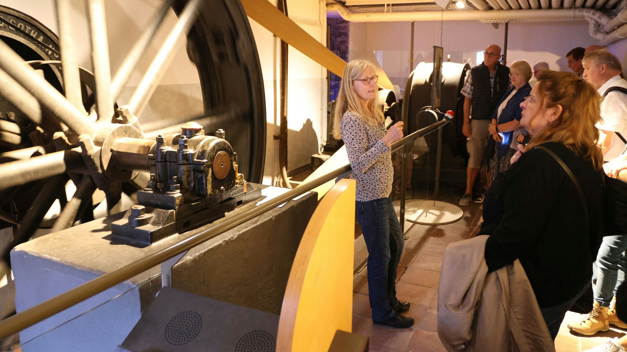 Kraftwerksführung Ermen und Engels, Sabine Schachtner erklärt die Funktionsweise des Generators