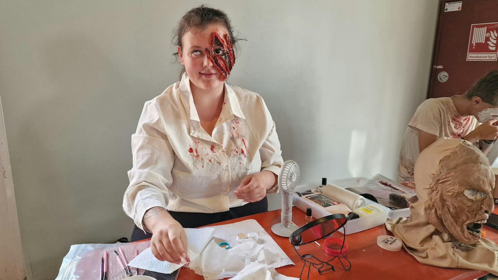 Casting-Teilnehmerin Wencke Rahn schminkt sich zur gruseligen Dompteurin.