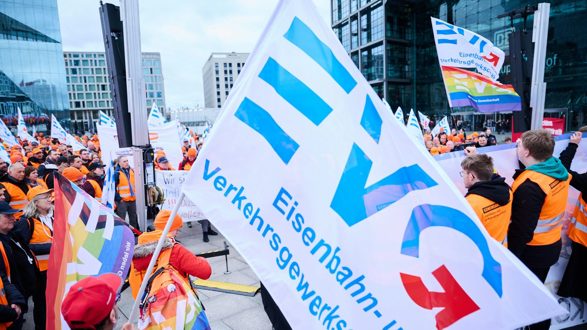 „EVG Eisenbahn- und Verkehrsgewerkschaft“ steht auf einer Fahne, die bei einer Demonstration vor dem Berliner Hauptbahnhof zu sehen ist.