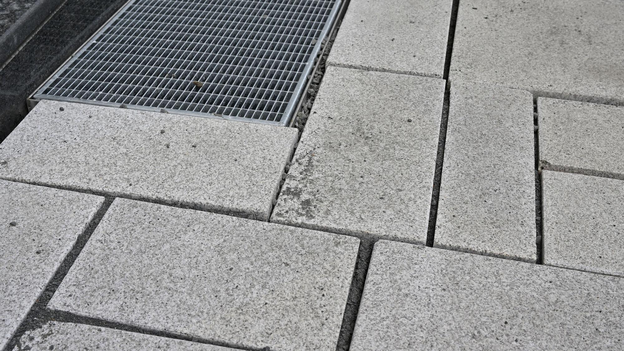 Auf der Schloßstraße in Bensberg wird gerade das neue Pflaster verlegt.