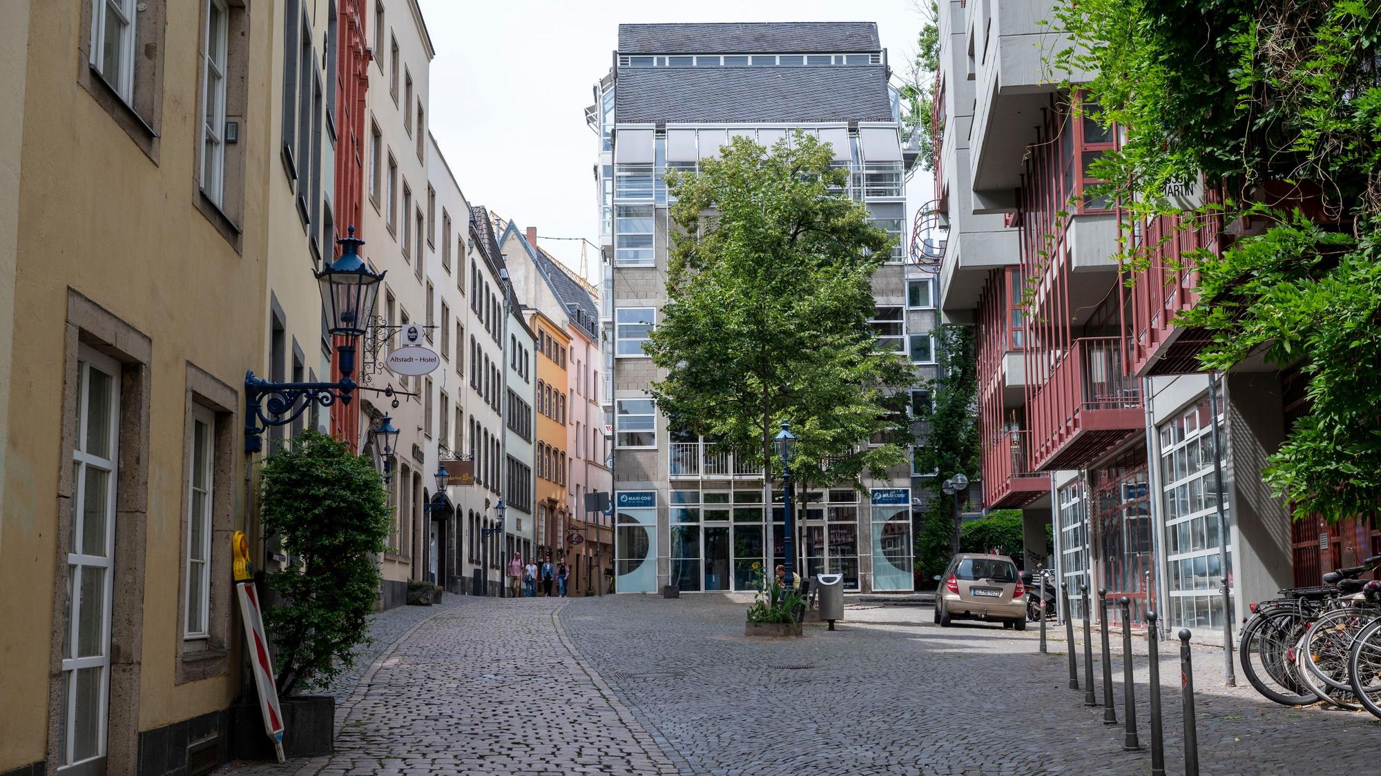 22.07.2023, Köln: Die Salzgasse ist kaum besucht. In der Ferienzeit ist in der Innenstadt nicht viel los. Foto: Uwe Weiser