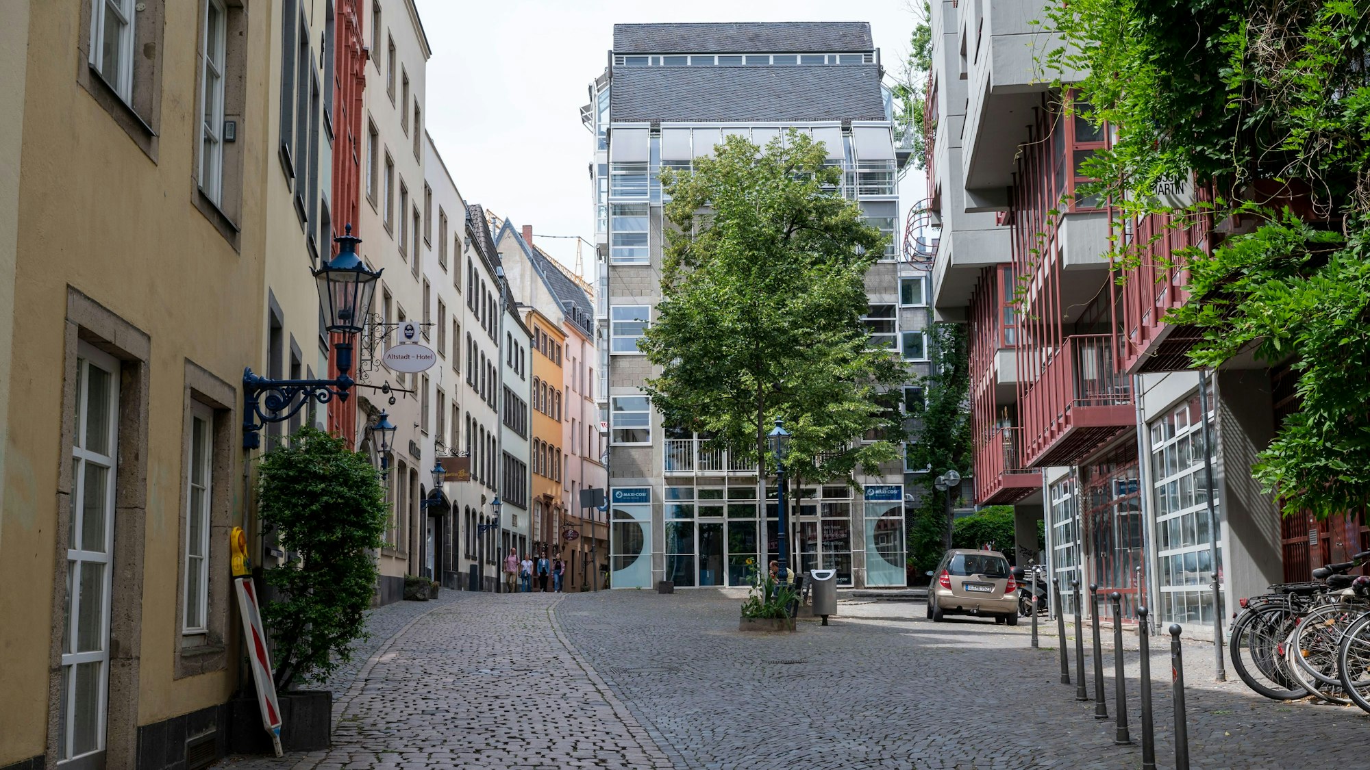 22.07.2023, Köln: Die Salzgasse ist kaum besucht. In der Ferienzeit ist in der Innenstadt nicht viel los. Foto: Uwe Weiser