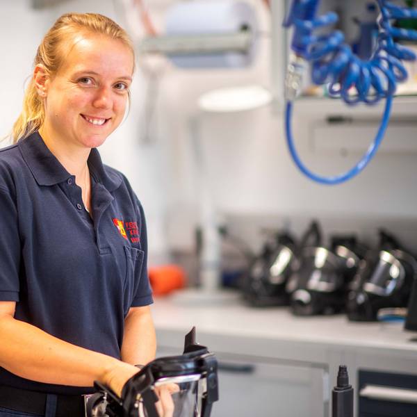 Das Bild zeigt Laura Graf in der Werkstatt der hauptamtlichen Wache der Euskirchener Feuerwehr.