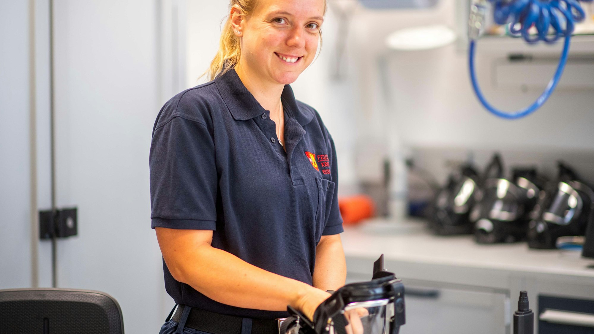 Eine Feuerwehrfrau arbeitet in der Atemschutzwerkstatt.