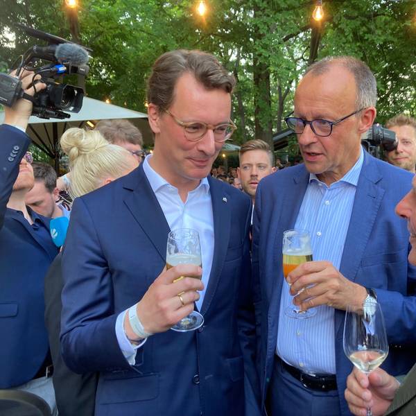 NRW-Ministerpräsident Hendrik Wüst (links, CDU) und CDU-Vorsitzender Friedrich Merz beim Sommerfest des Landes NRW in Berlin am 21.6.2023