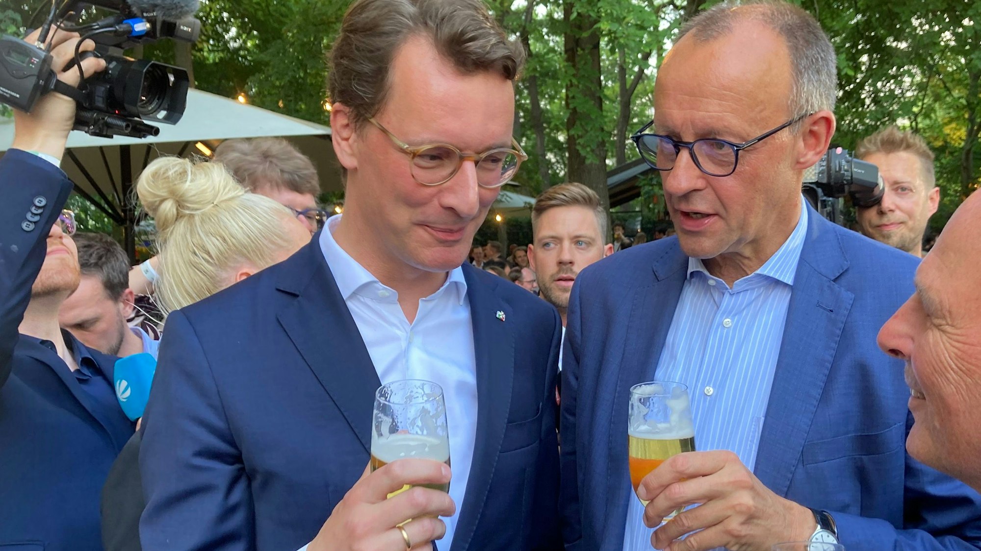 NRW-Ministerpräsident Hendrik Wüst (links, CDU) und CDU-Vorsitzender Friedrich Merz beim Sommerfest des Landes NRW in Berlin am 21.6.2023