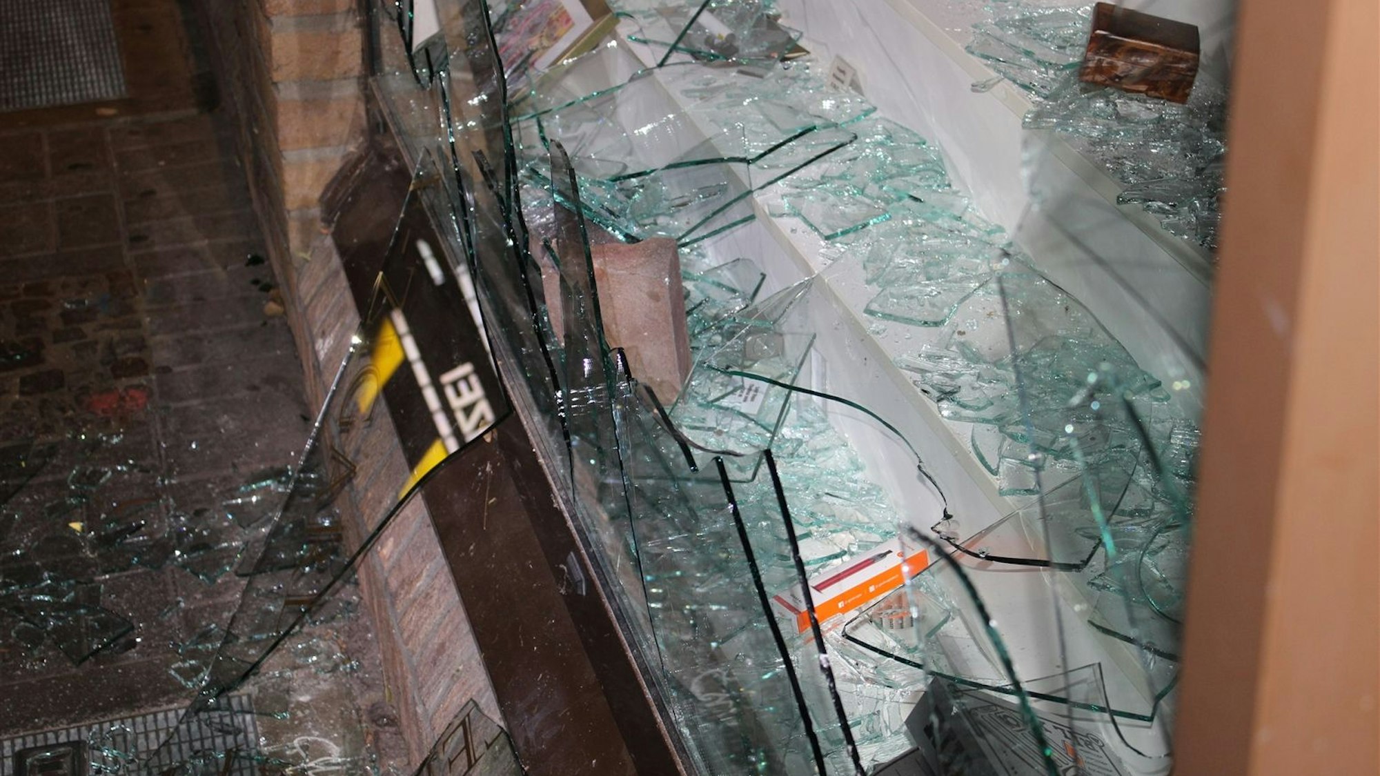 Eingeworfene Schaufensterscheibe des Tabakwarengeschäftes