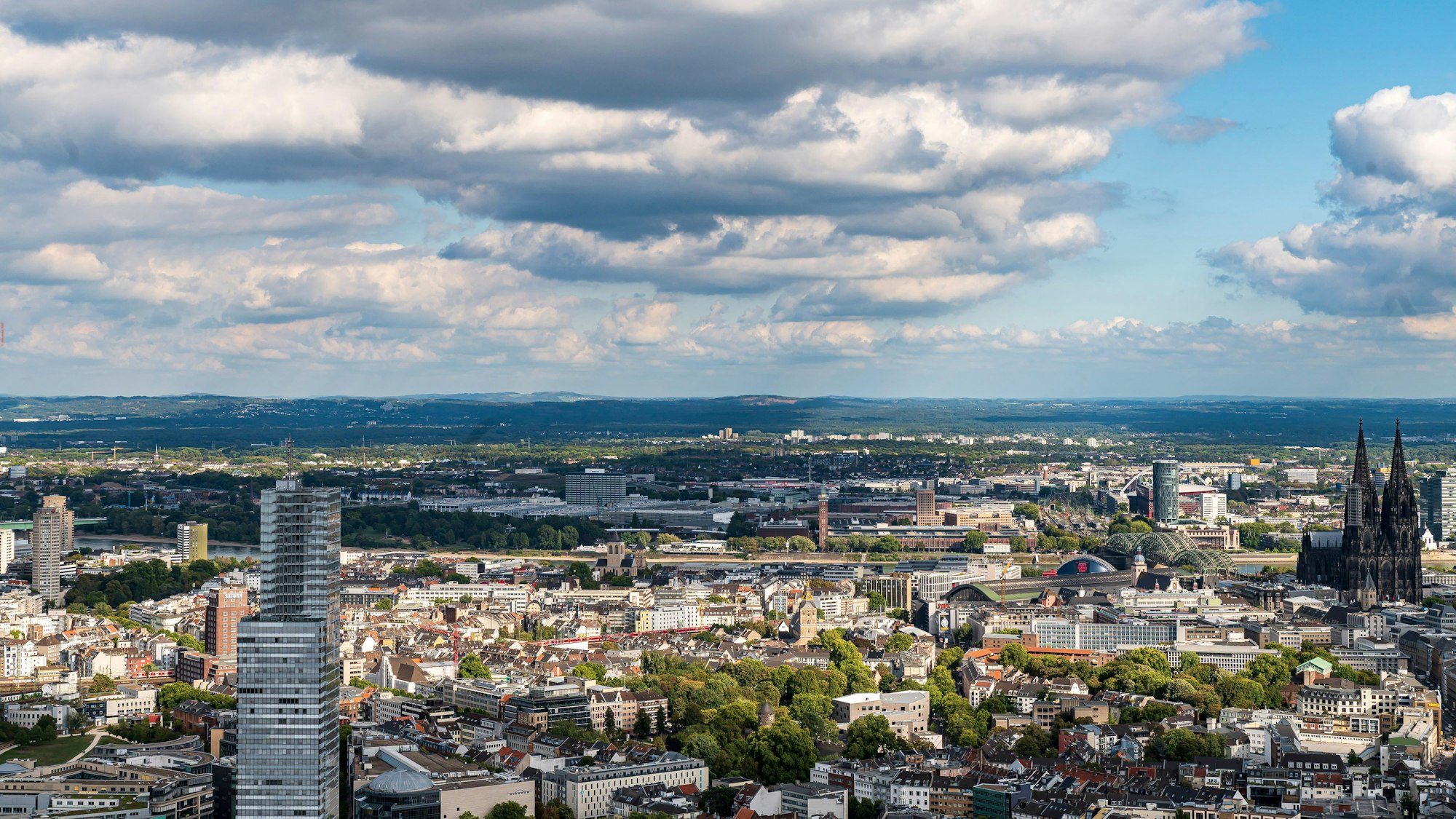 Panorama der Stadt Köln, aufgenommen von der Außenplattform des Funkturms Colonius in Köln-Ehrenfeld.