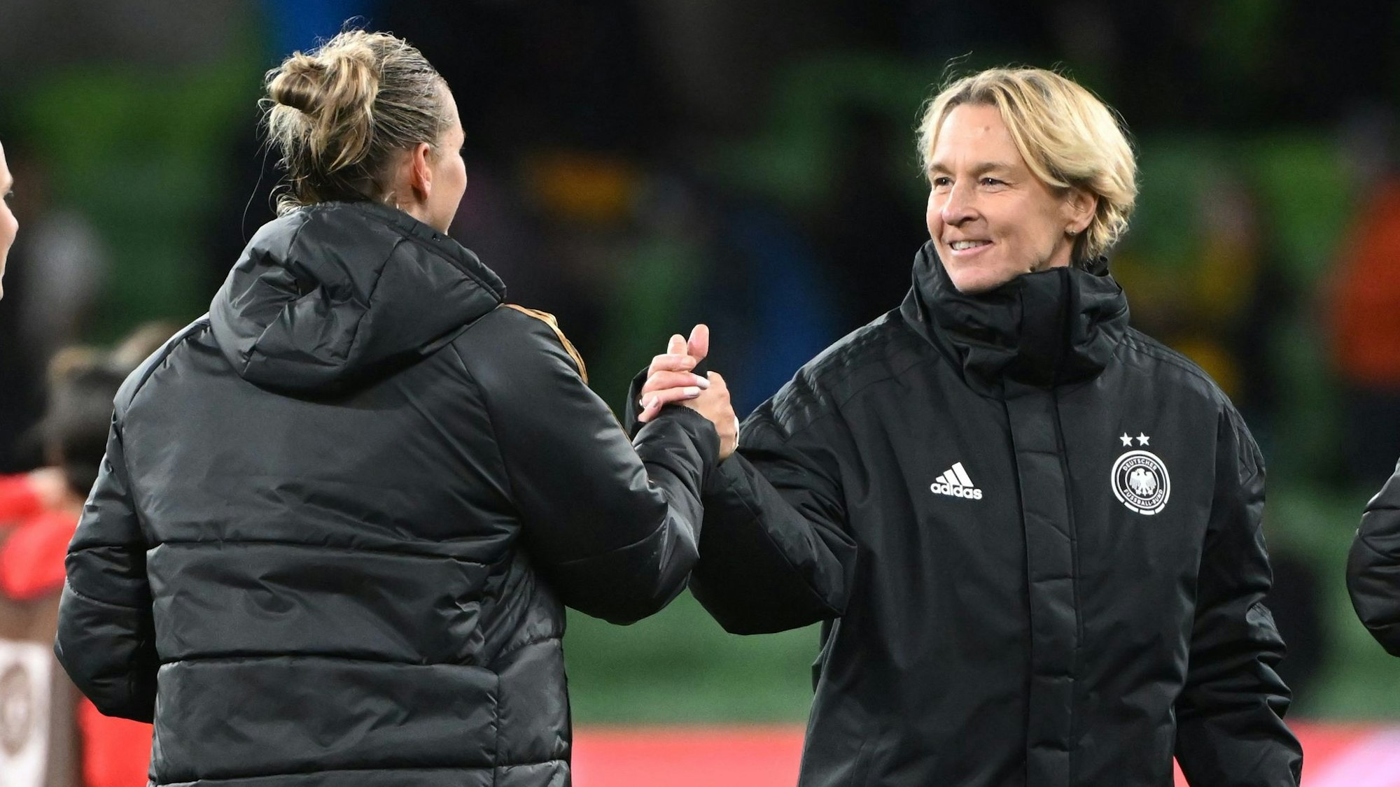Überragender Auftakt: Martina Voss-Tecklenburg, Bundestrainerin der deutschen Frauen-Fußballnationalmannschaft, bedankt sich bei Alexandra Popp.