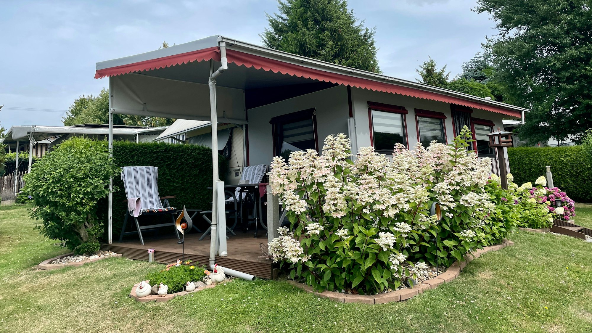 Ein Dauercamper Wohnwagen steht auf einem Campingplatz im Bergischen Land.