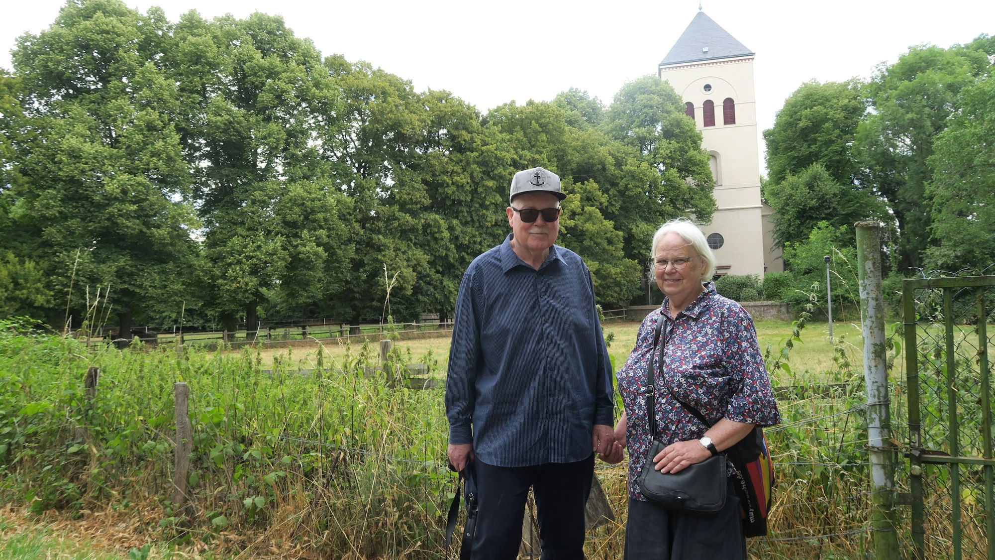 Zwei Menschen vor der Kirche fotografiert.