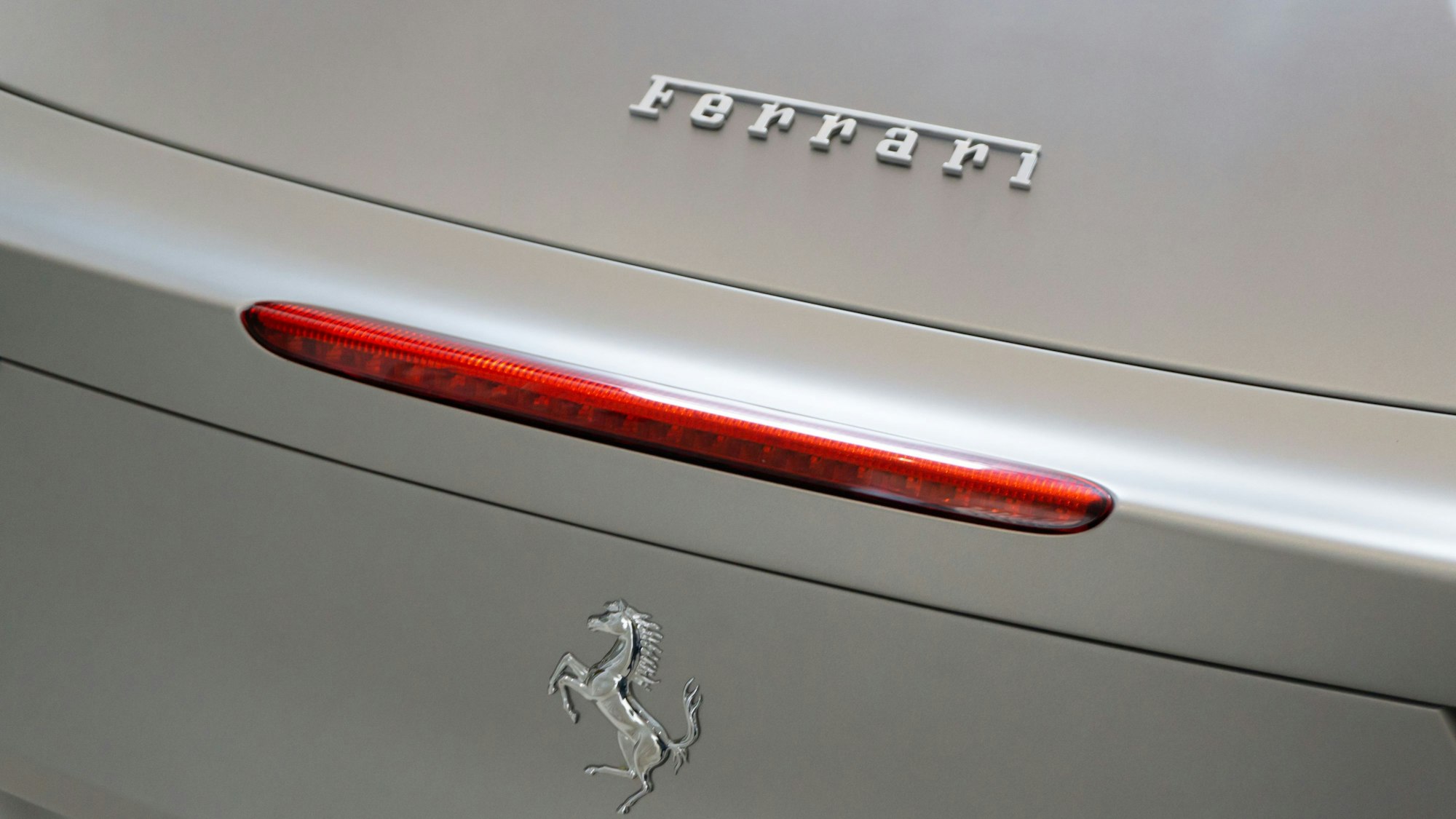 Nahaufnahme eines grauen Ferraris.