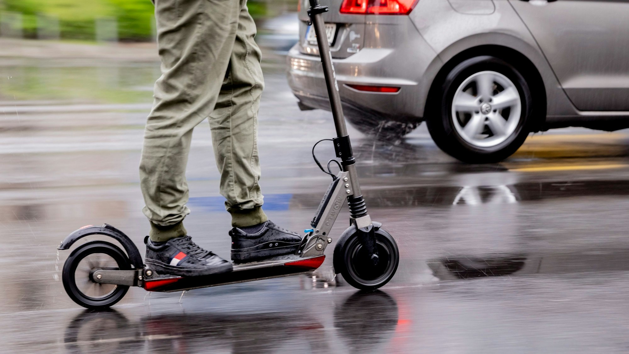 Ein Mann fährt auf einem E-Scooter auf der Straße. Wer unter Cannabis-Einfluss auf einen Elektroroller steigt, kann seinen Führerschein verlieren, urteilte ein Gericht. (Symbolbild)