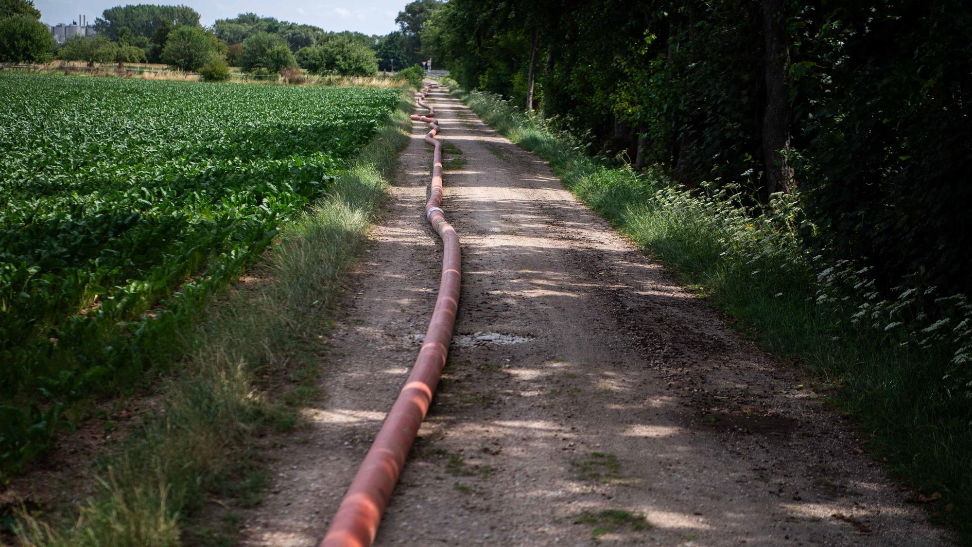 Eine Löschwasserleitung verläuft über einen Wirtschaftsweg.