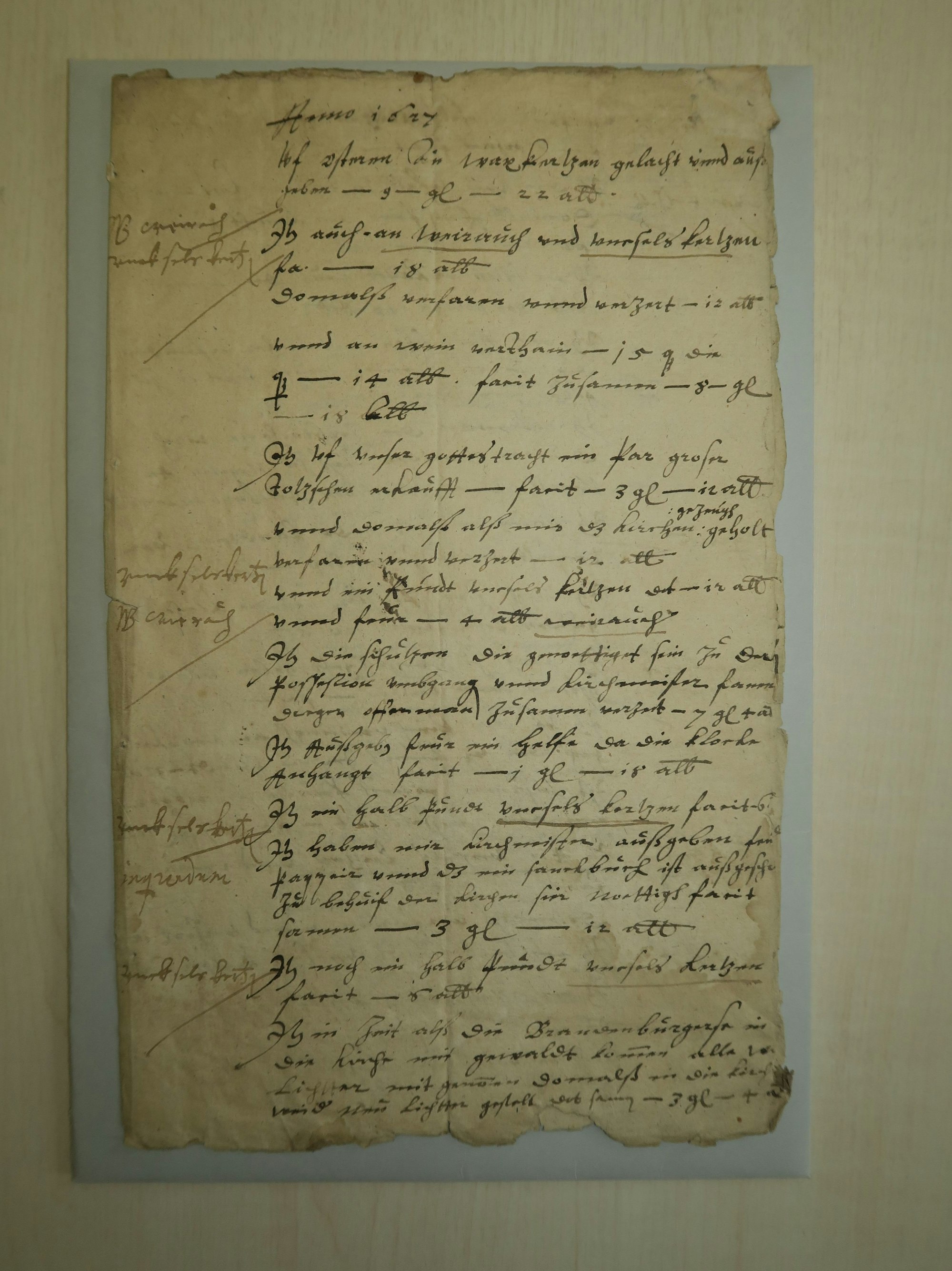 Ein gelbes Blatt Papier mit alter Schrift.