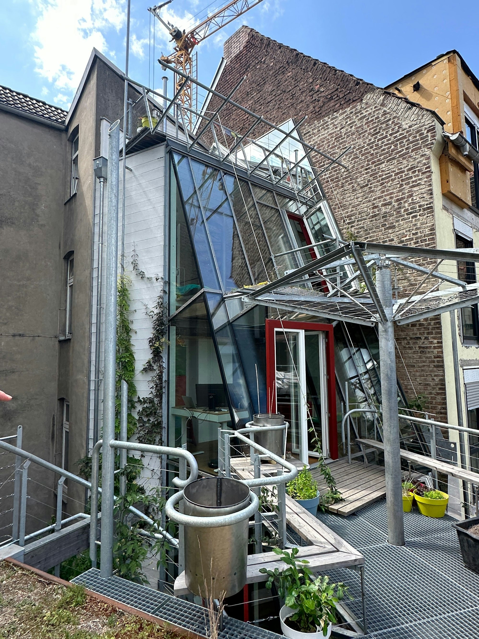 Ein Loft und ein Turmhaus wurden zu einer Wohnung kombiniert.