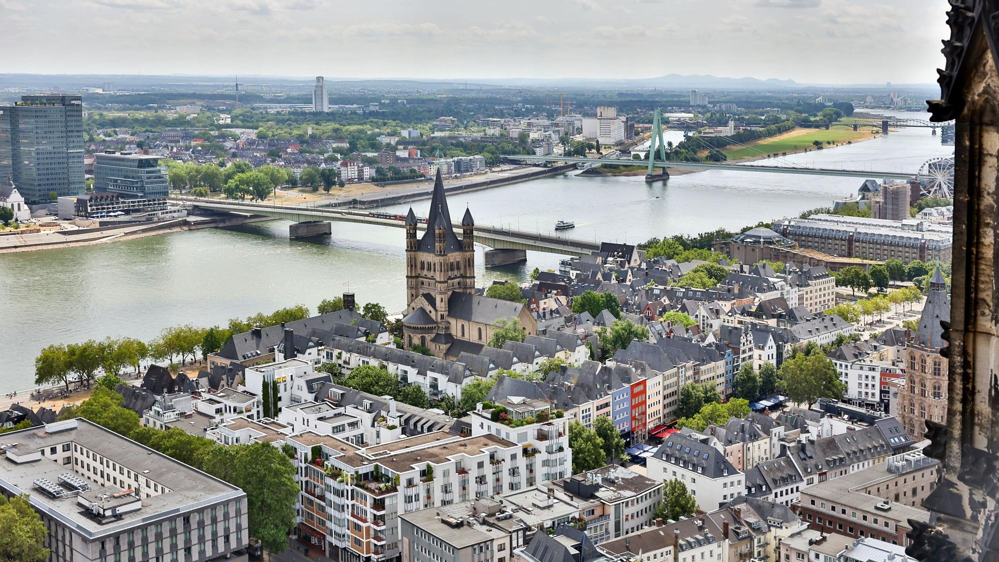 Stadt der Brücken: Blick vom Dom auf drei Kölner Rheinbrücken.