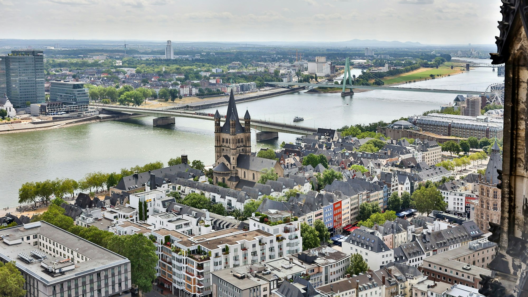 Stadt der Brücken: Blick vom Dom auf drei Kölner Rheinbrücken.