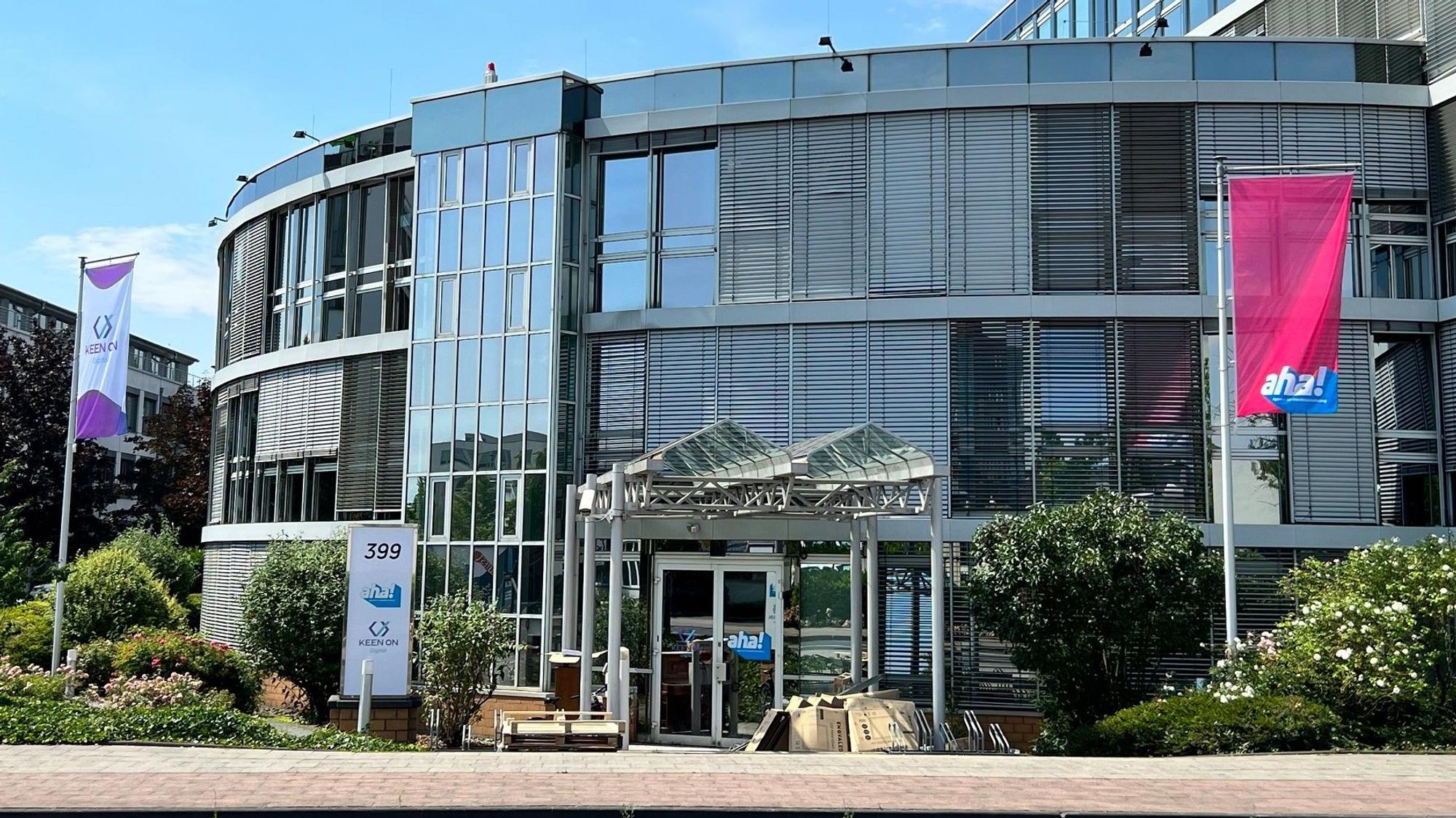 Unternehmenssitz der Marketingfirma Aha an der Widdersdorfer Straße in Müngersdorf: Ein großes graues Bürogebäude.
