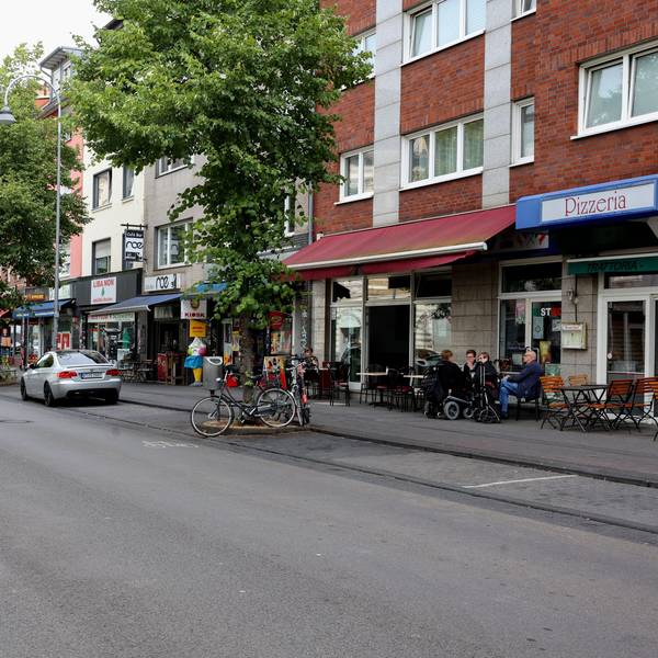 24.07.2023
Köln:
In den Ferien ist Köln viel leerer als sonst. Daheimgebliebene profitieren zahlreichen freien Parkplätze.
Venloer Str. in Ehrenfeld
Foto: Martina Goyert