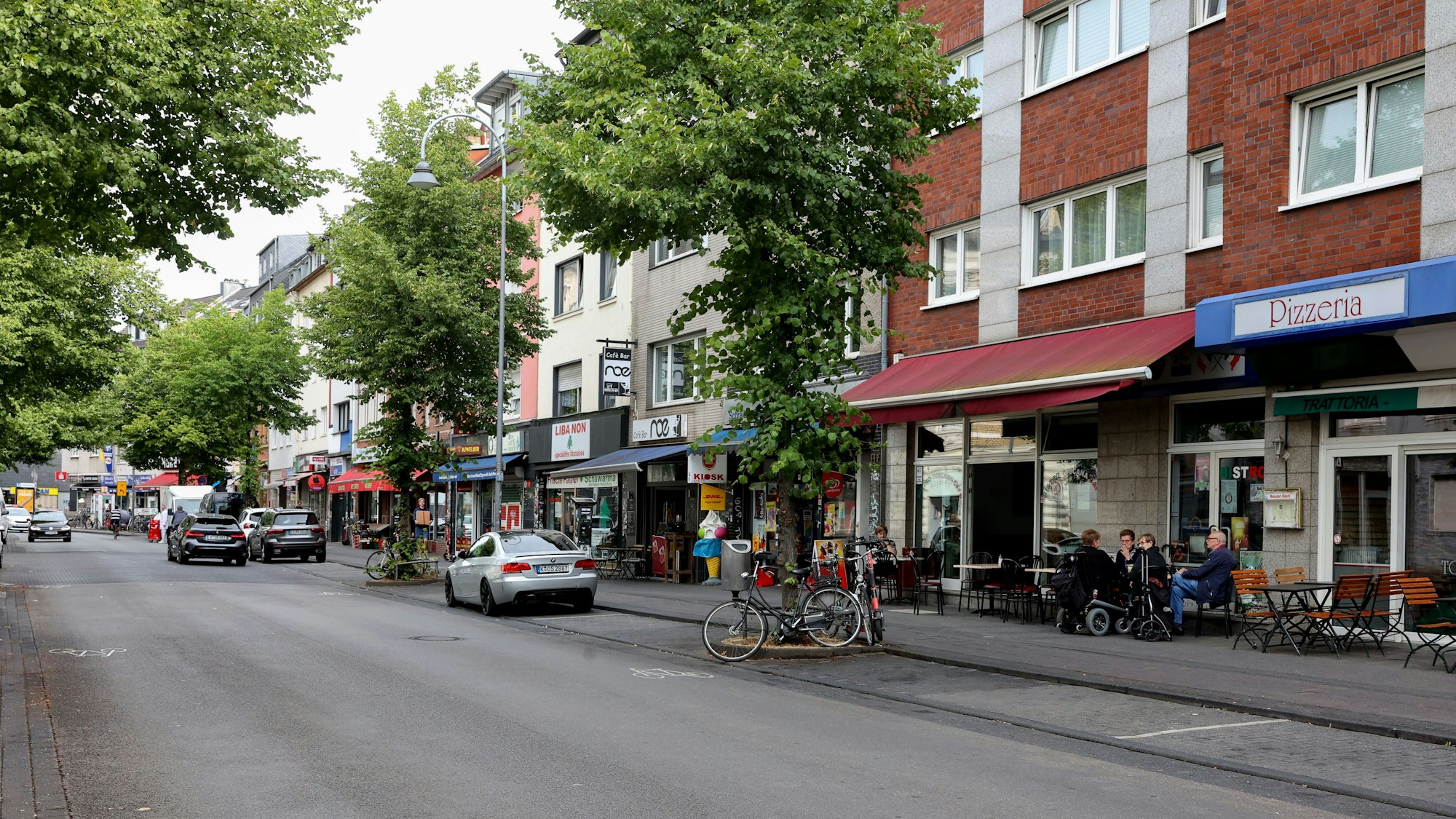 24.07.2023
Köln:
In den Ferien ist Köln viel leerer als sonst. Daheimgebliebene profitieren zahlreichen freien Parkplätze.
Venloer Str. in Ehrenfeld
Foto: Martina Goyert