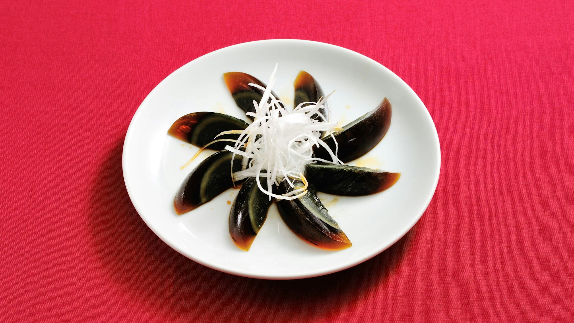 Tausendjährige Eier auf einem Teller.