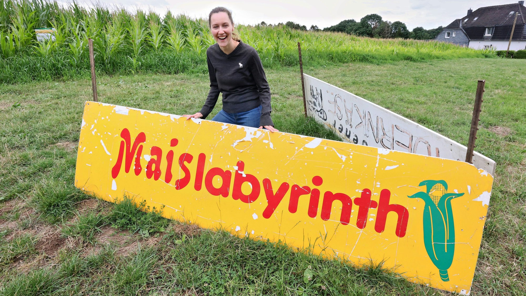 Wie entsteht ein Maislabyrinth? Landwirtin Isabelle Hielscher weiß das.