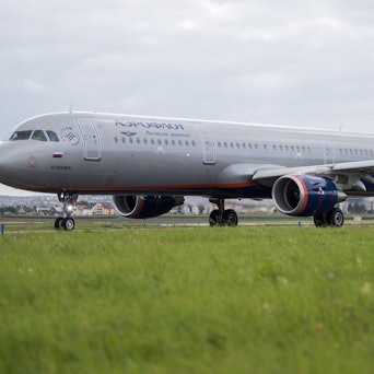 Ein Airbus A321 der russischen Fluggesellschaft Aeroflot steht auf einem Rollfeld kurz vor dem Start. (Symbolbild)