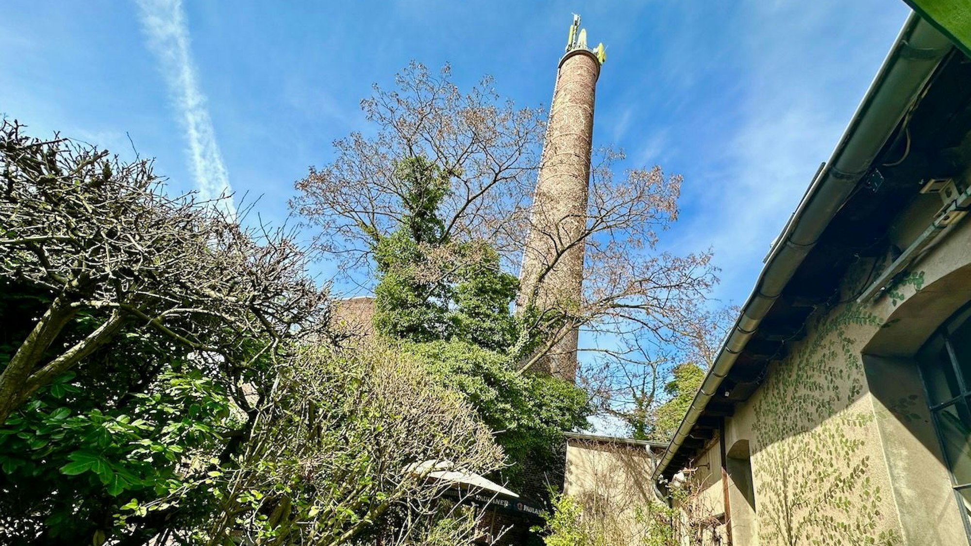 Das ehemalige Industriegelände der Wachsfabrik mit hohem Schornstein