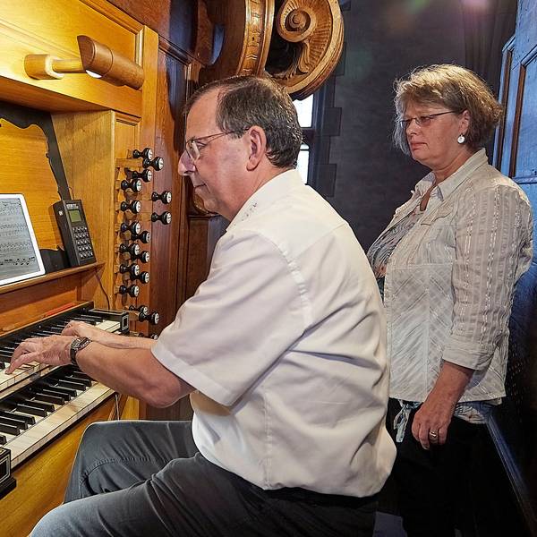 Das Foto zeigt Andreas Warler an der Orgel in der Schleidener Schlosskirche.