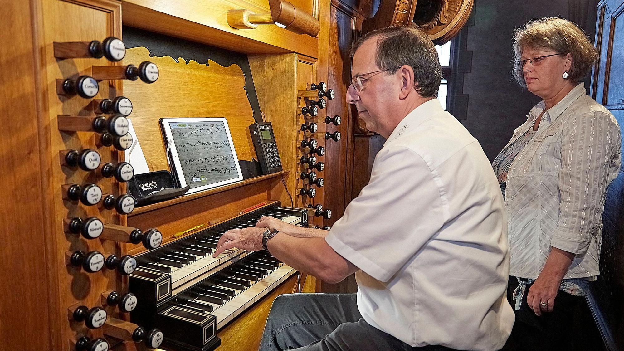 Das Foto zeigt Andreas Warler an der Orgel in der Schleidener Schlosskirche.