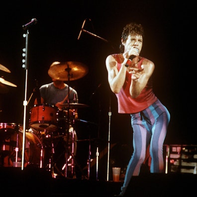 ARCHIV - 30.06.1982, Hessen, Frankfurt: Mick Jagger während des Konzertes der Rolling Stones in der Festhalle. Mick Jagger, Frontman der Rolling Stones, feiert am 26. Juli 2023 seinen 80. Geburtstag. (zu dpa: «Rolling-Stones-Sänger und ewige Rockikone: Mick Jagger wird 80») Foto: Roland Holschneider/dpa +++ dpa-Bildfunk +++