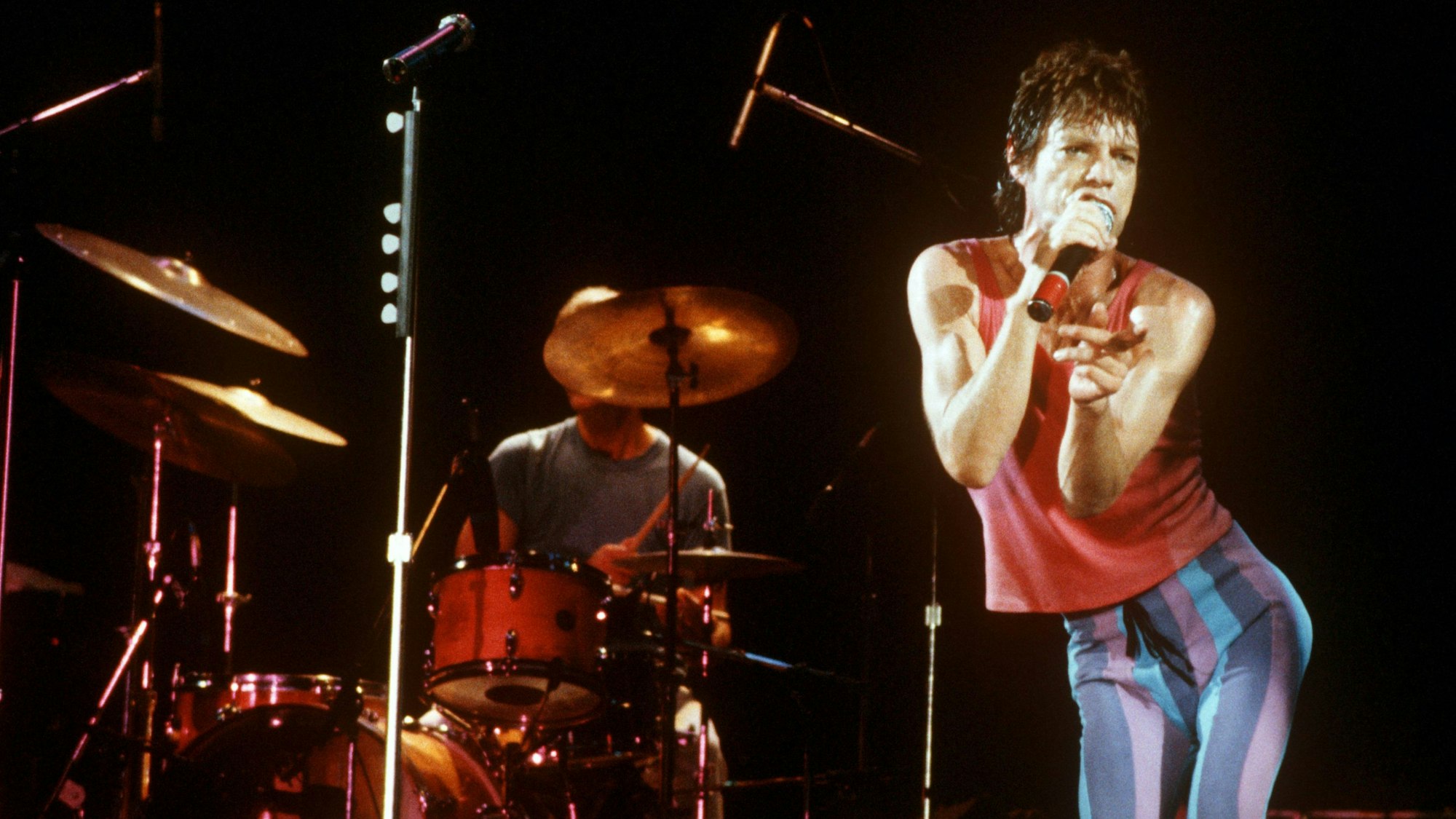 ARCHIV - 30.06.1982, Hessen, Frankfurt: Mick Jagger während des Konzertes der Rolling Stones in der Festhalle. Mick Jagger, Frontman der Rolling Stones, feiert am 26. Juli 2023 seinen 80. Geburtstag. (zu dpa: «Rolling-Stones-Sänger und ewige Rockikone: Mick Jagger wird 80») Foto: Roland Holschneider/dpa +++ dpa-Bildfunk +++