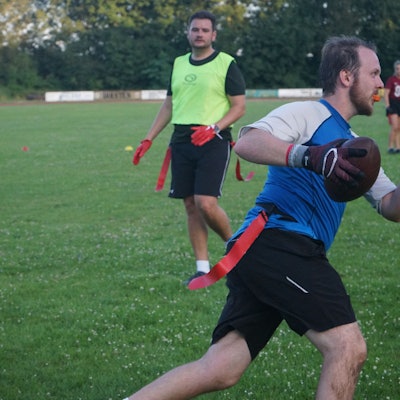 Das Bild zeigt einen Spieler der Raccoons, der mit einem Football in der Hand über den Sportplatz läuft.