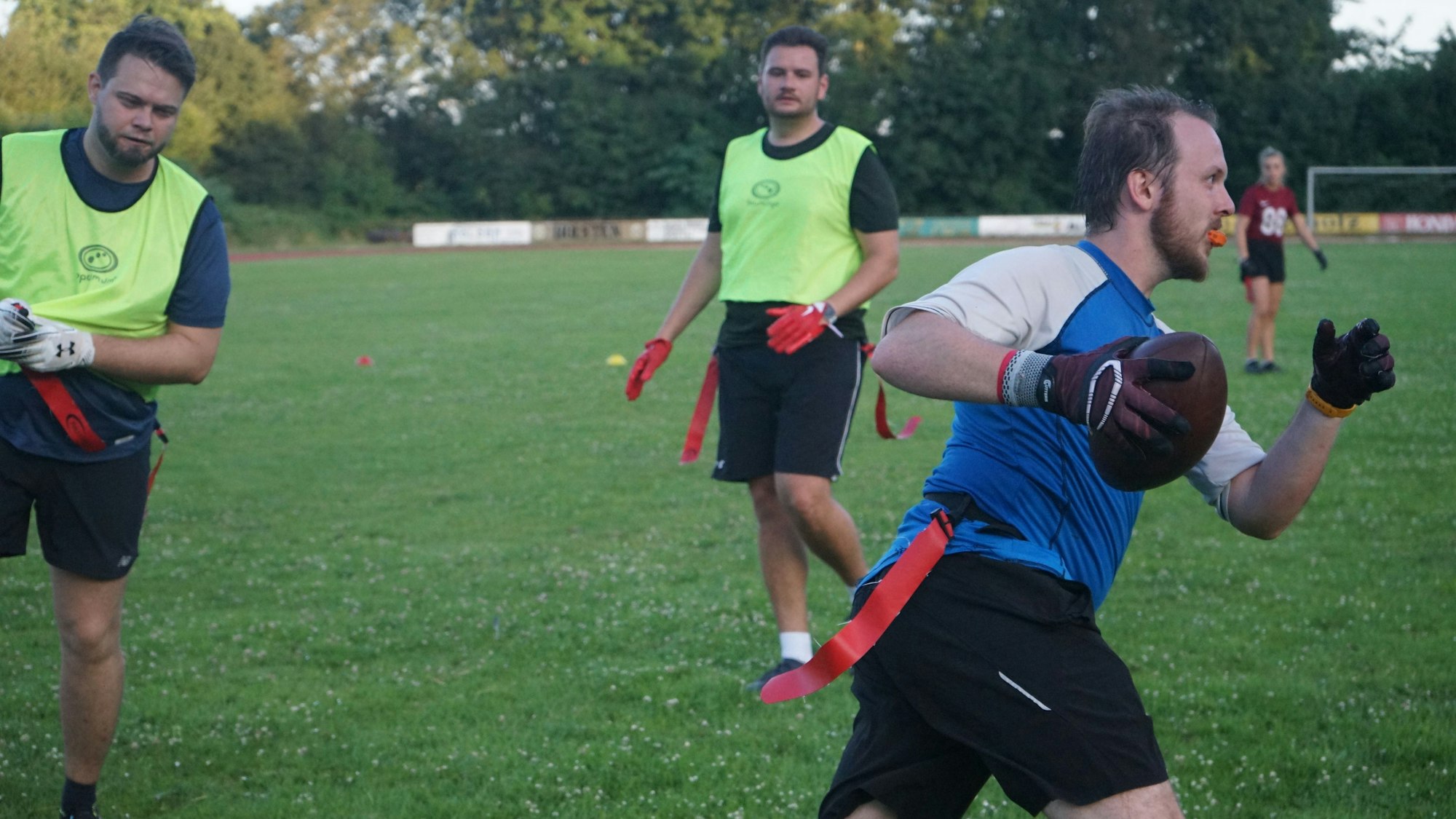 Das Bild zeigt einen Spieler der Raccoons, der mit einem Football in der Hand über den Sportplatz läuft.