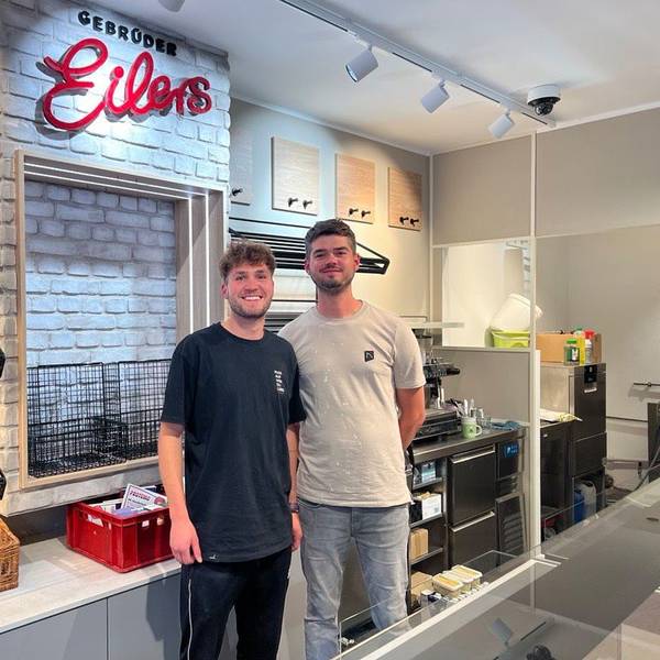 Julien und Justin Eilers in ihrer frisch renovierten Filiale in Rheindorf.