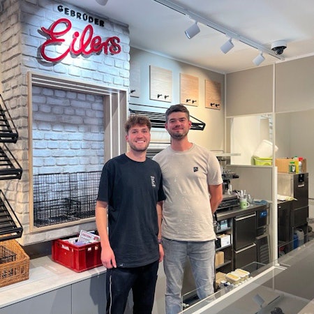 Julien und Justin Eilers in ihrer frisch renovierten Filiale in Rheindorf.