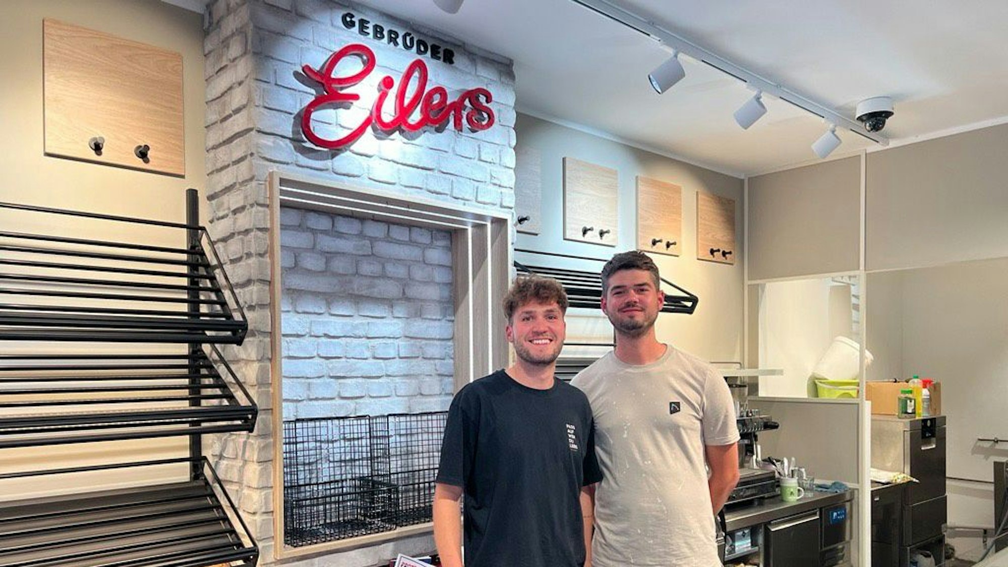 Julien und Justin Eilers in ihrer frisch renovierten Filiale in Rheindorf.