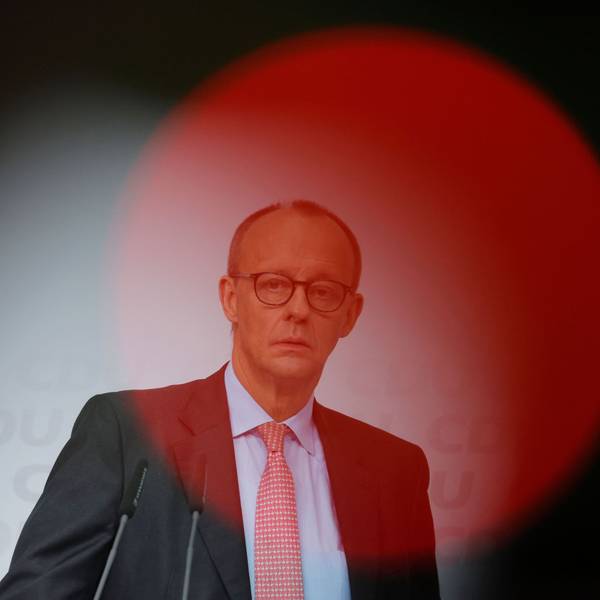 Der CDU-Vorsitzende Friedrich Merz in einem blassroten Lichtkegel