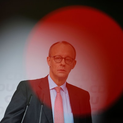 Der CDU-Vorsitzende Friedrich Merz in einem blassroten Lichtkegel