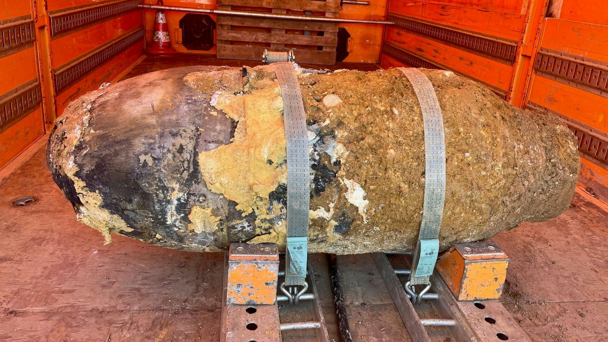 Eine 500-Kilo-Bombe ist auf der Ladefläche eines Lastwagens festgezurrt.
