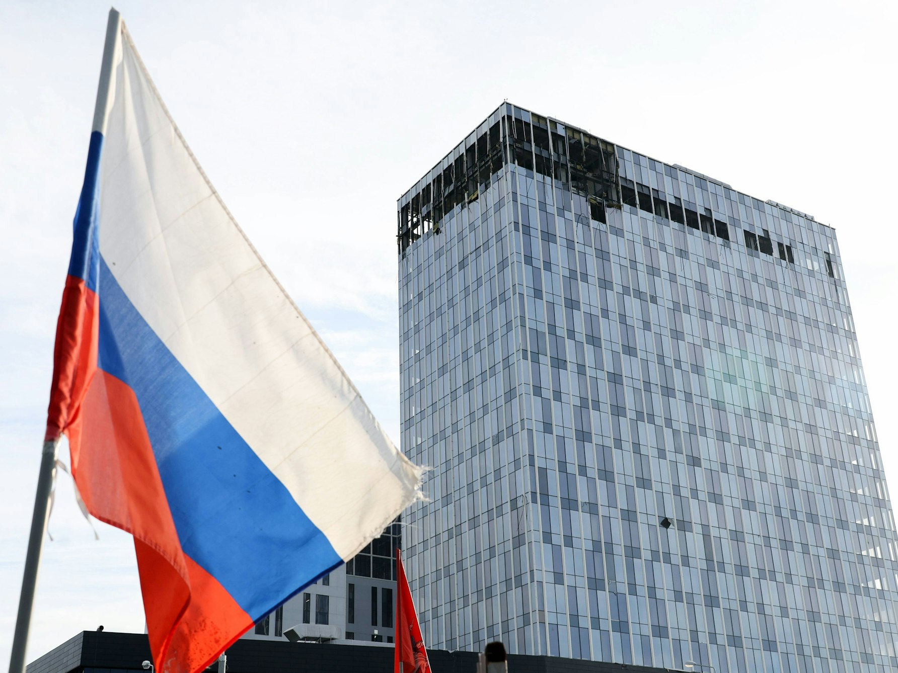 Schwere Schäden sind in den oberen Etagen eines Geschäftszentrums in der Innenstadt von Moskau auf einem Foto der russischen Nachrichtenagentur Tass zu sehen.