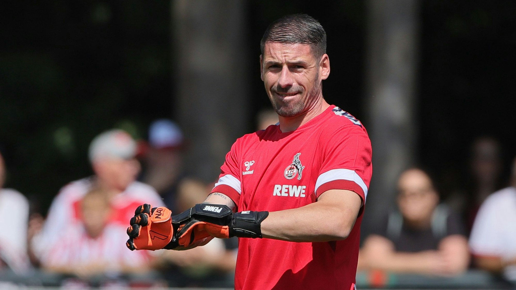 Philipp Pentke beim Training mit dem 1. FC Köln am 10. Juli 2023.