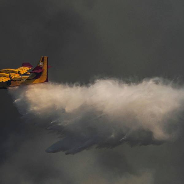 Hinter dem gelben Flugzeug sind dunkle Rauchwolke.