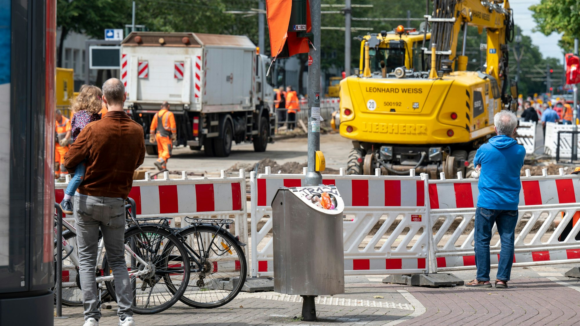 Anwohner beobachten die Baustelle.