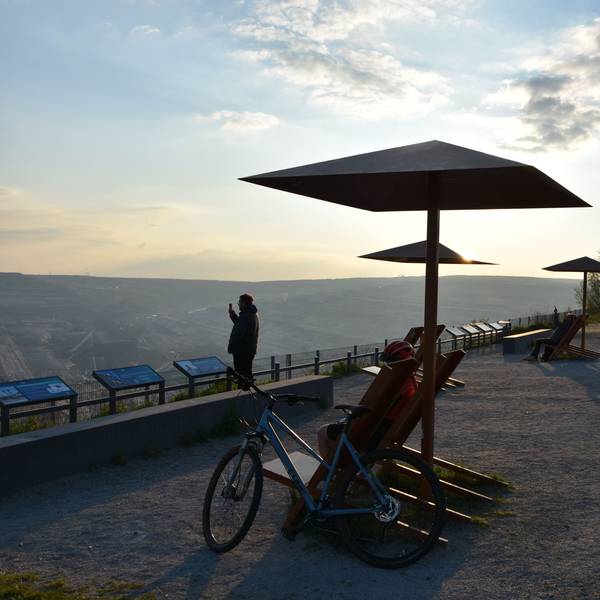 Sonnenliegen an der Tagebaukante.