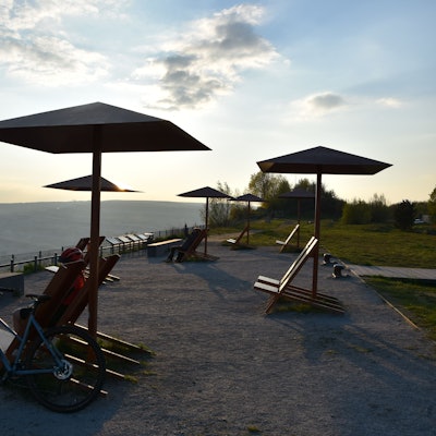 Sonnenliegen an der Tagebaukante.