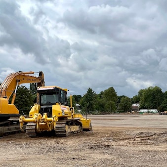 Auf diesem Gelände im Bereich der LVR-Klinik Langenfeld wird die neue Paul-Klee-Schule errichtet. Bagger stehen auf dem planierten Baufeld.
